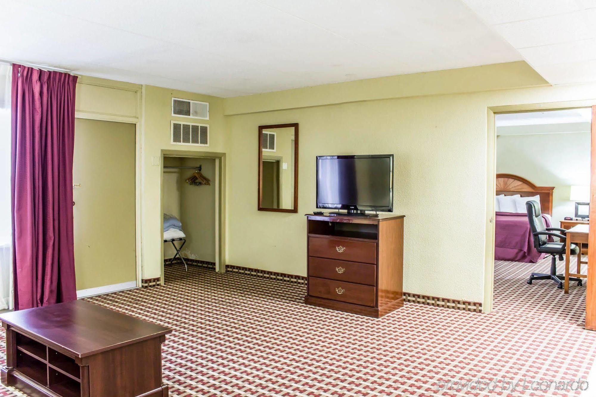 Quality Inn & Suites Fayetteville Exterior photo